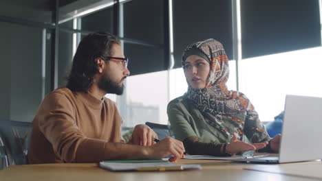 Arabischer-Geschäftsmann-Im-Gespräch-Mit-Einer-Kollegin-Im-Hijab